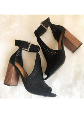 Hannah Laser Cut Size 7.5 Women's Black Heeled Pump Sandals Universal Thread me